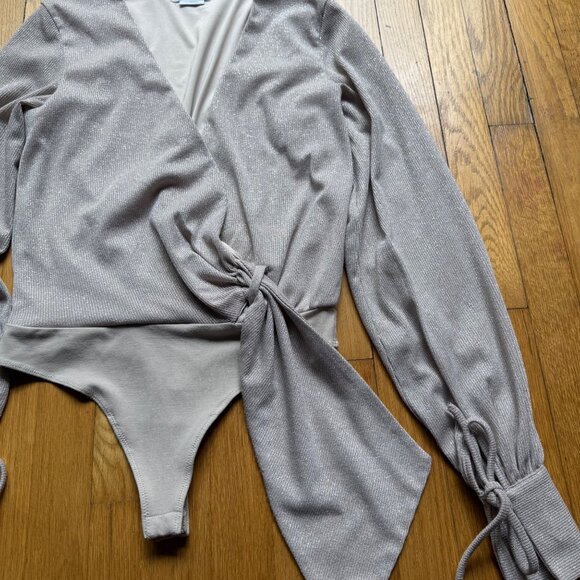 Lovers + Friends Size S Nude Beige Cedar Metallic Long Sleeve Wrap Tie Bodysuit - Picture 4 of 16